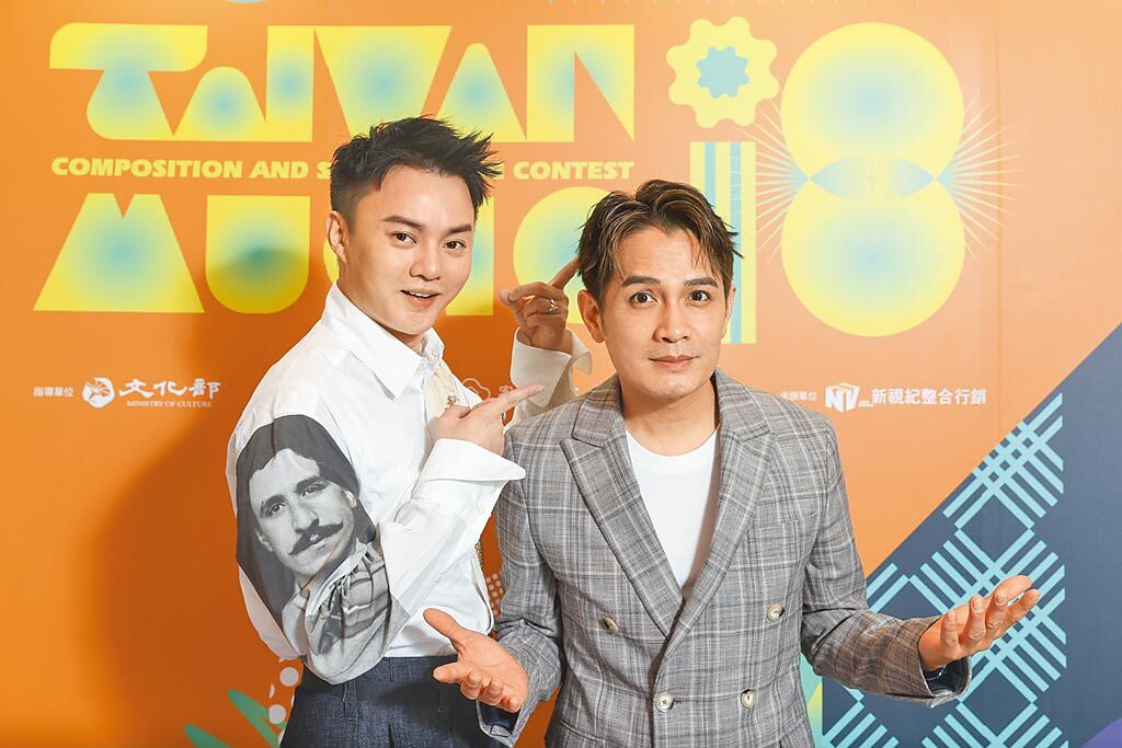 羅文裕（右）、許富凱昨為「臺灣原創流行音樂大獎」獻唱。（新視紀整合行銷提供）