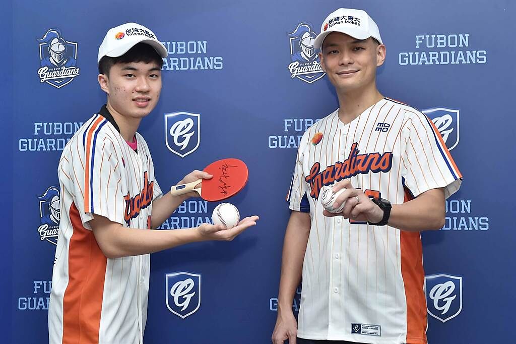 台灣大哥大總經理林之晨（右）正式宣布「小林同學」林昀儒（左）成為台灣大體育家族的一員。（台灣大提供）