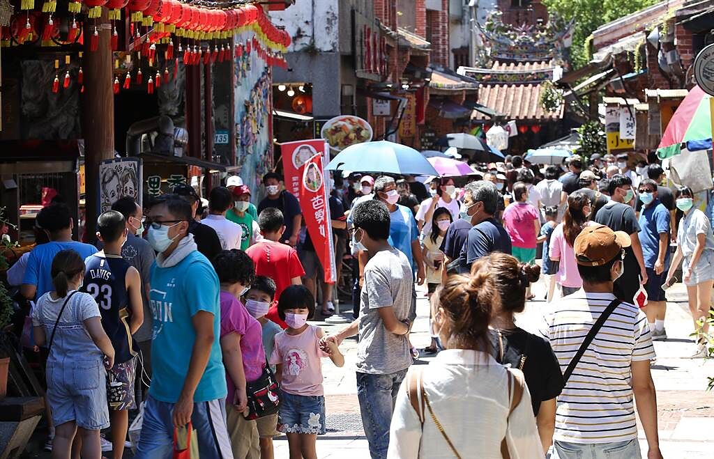 29日暑假開學前最後假日，許多民眾帶著家人造訪深坑老街。（陳俊吉攝）