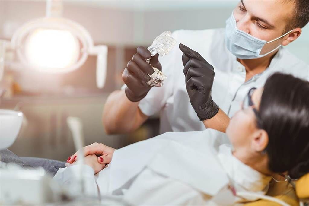 一名女大生應徵牙科助理，成功接種兩劑莫德納疫苗。（示意圖／Shutterstock）