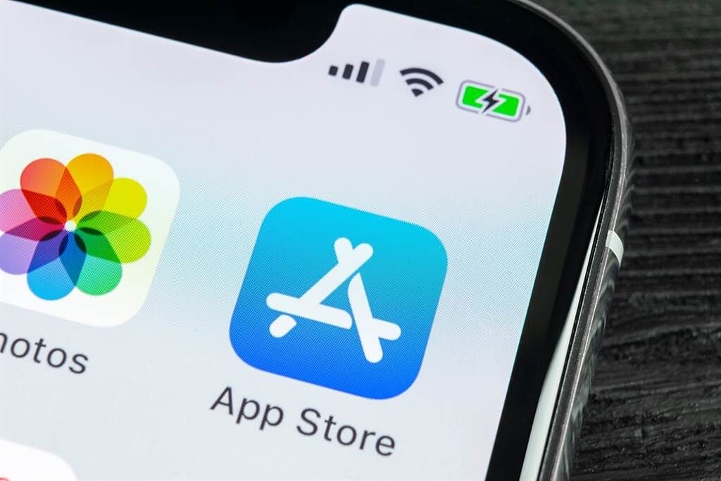 蘋果（Apple）旗下應用程式商店App Store被認為有壟斷之虞，遭美國部分開發者提起集體訴訟。蘋果宣布將調整政策，允許開發者向使用者提供iOS App以外的購買選項。（達志影像／Shutterstock提供）