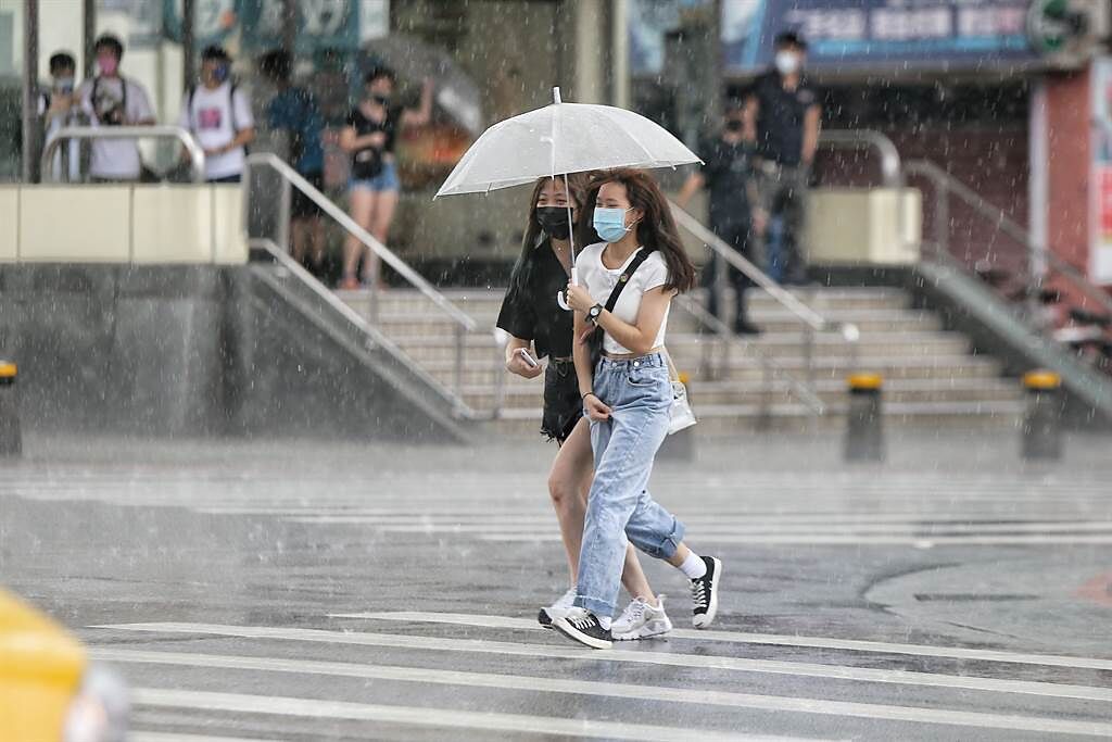 中央氣象局發布大雨特報，午後對流雲系發展旺盛，易有短延時強降雨。(杜宜諳攝)