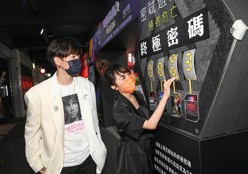 蔣卓嘉和張若凡在信義威秀天橋《密弒遊戲2：勝者危亡》裝置前協力解謎。（索尼提供）