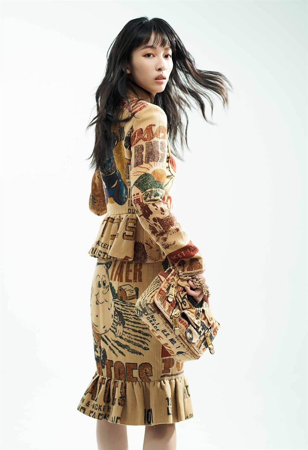 王渝萱著Moschino外套7萬5800元、半身裙4萬5800元搭配夾克造型包6萬7500元。（攝/JOJ PHOTO）