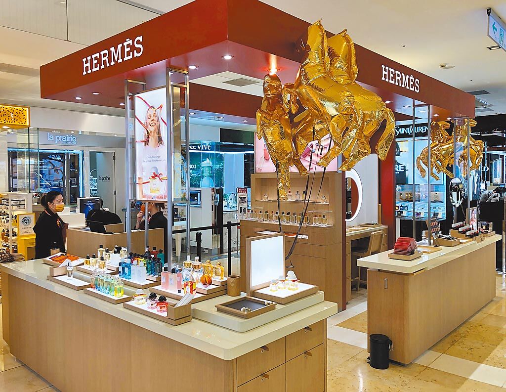 新光三越引進HERMES Parfums & Beaute愛馬仕香水與彩妝專門店，8月23日進駐台中中港店（見圖）、9月1日進駐台北信義新天地A8。（新光三越提供）