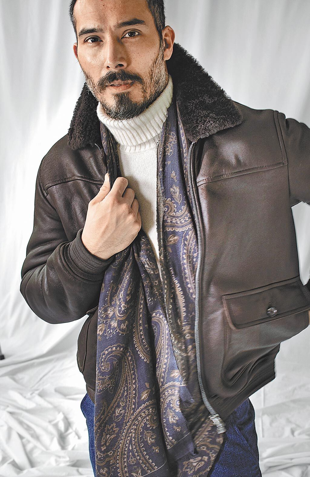 麗晶精品獨家MIA BOUTIQUE MAN ISAIA Bomber皮革飛行員外套，價格店洽。（麗晶精品提供）
