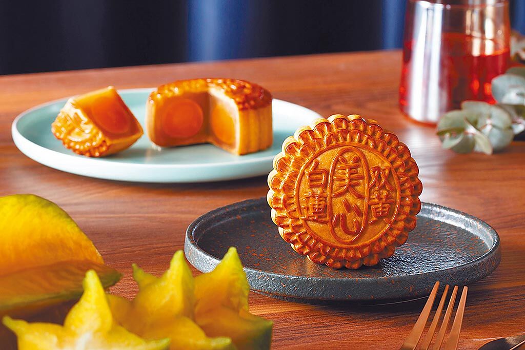 香港熱銷第一傳統月餅「美心雙黃白蓮蓉月餅」（4入）1640元。（美心食品提供）