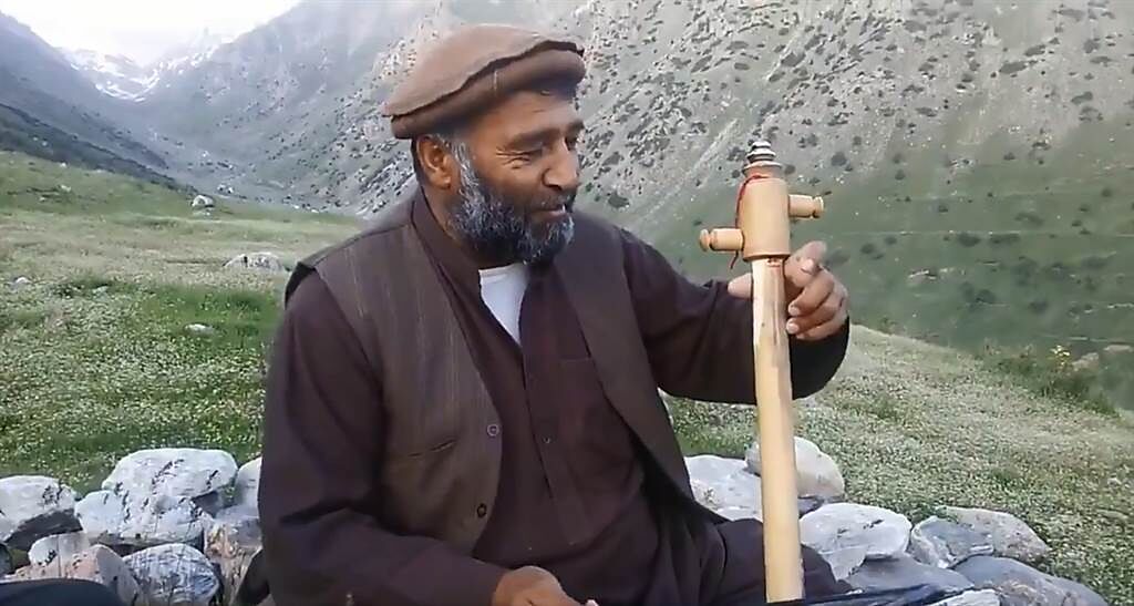 阿富汗民謠歌手安達拉比（Fawad Andarabi）遭塔利班槍斃。（圖／推特@ BamiyanLove）