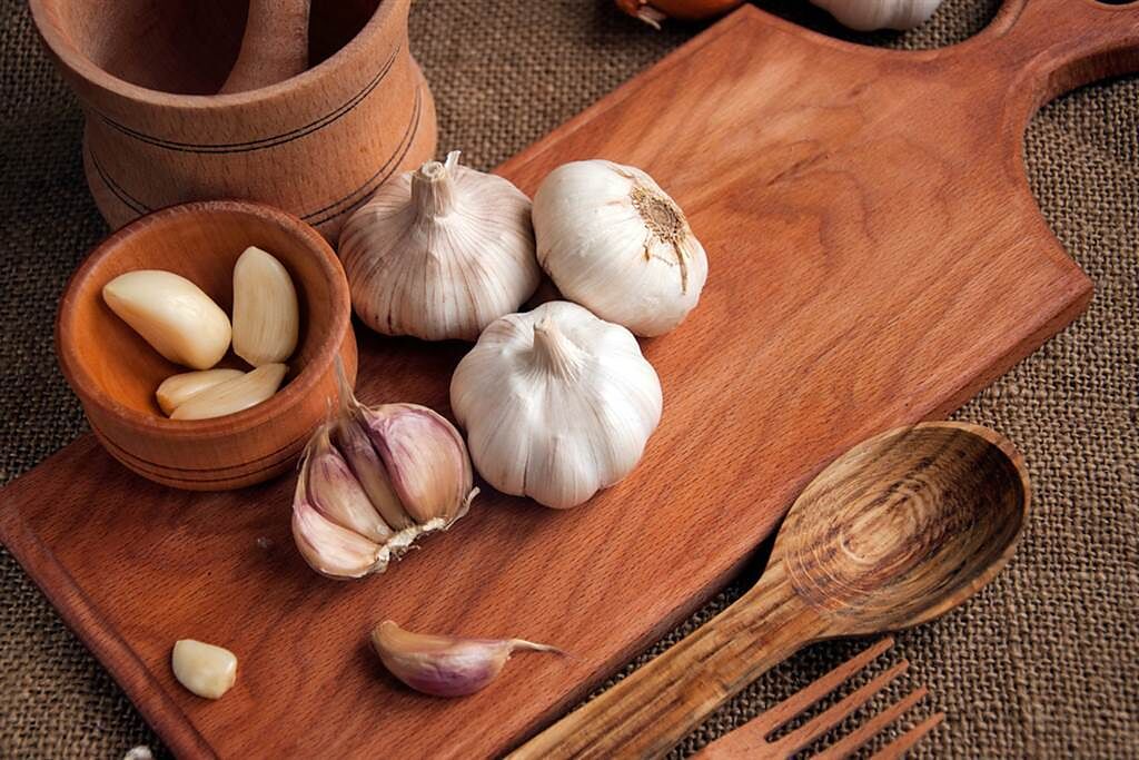 大蒜是防癌之王！正確切法＋吃法 營養吸收差很多。(示意圖/Shutterstock)