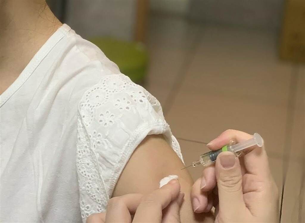 台中市施打高端疫苗已出現12例不良反應。(馮惠宜攝)
