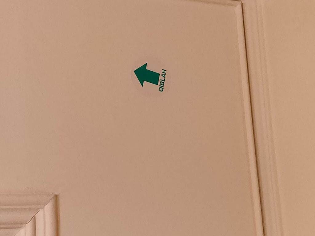 民眾在旅館天花板發現謎樣貼紙，讓他百思不得其解。（圖片翻攝自FB／爆系知識家）