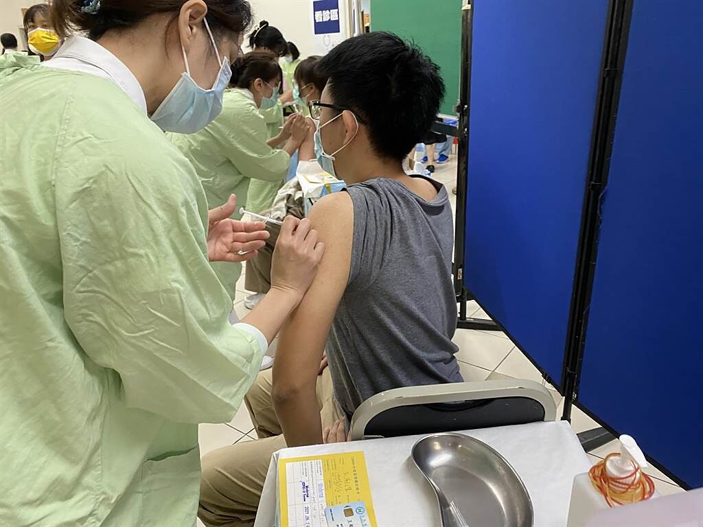 台中市新冠疫苗接種人數已逾125萬人次 ，目前通報疑似接種疫苗後猝死個案已有102例。（馮惠宜攝）