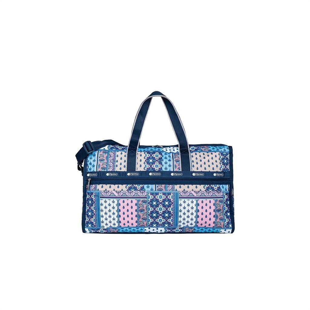 LeSportsac奢華大型旅行袋 (湛藍祝福)，5700元。（LeSportsac提供）