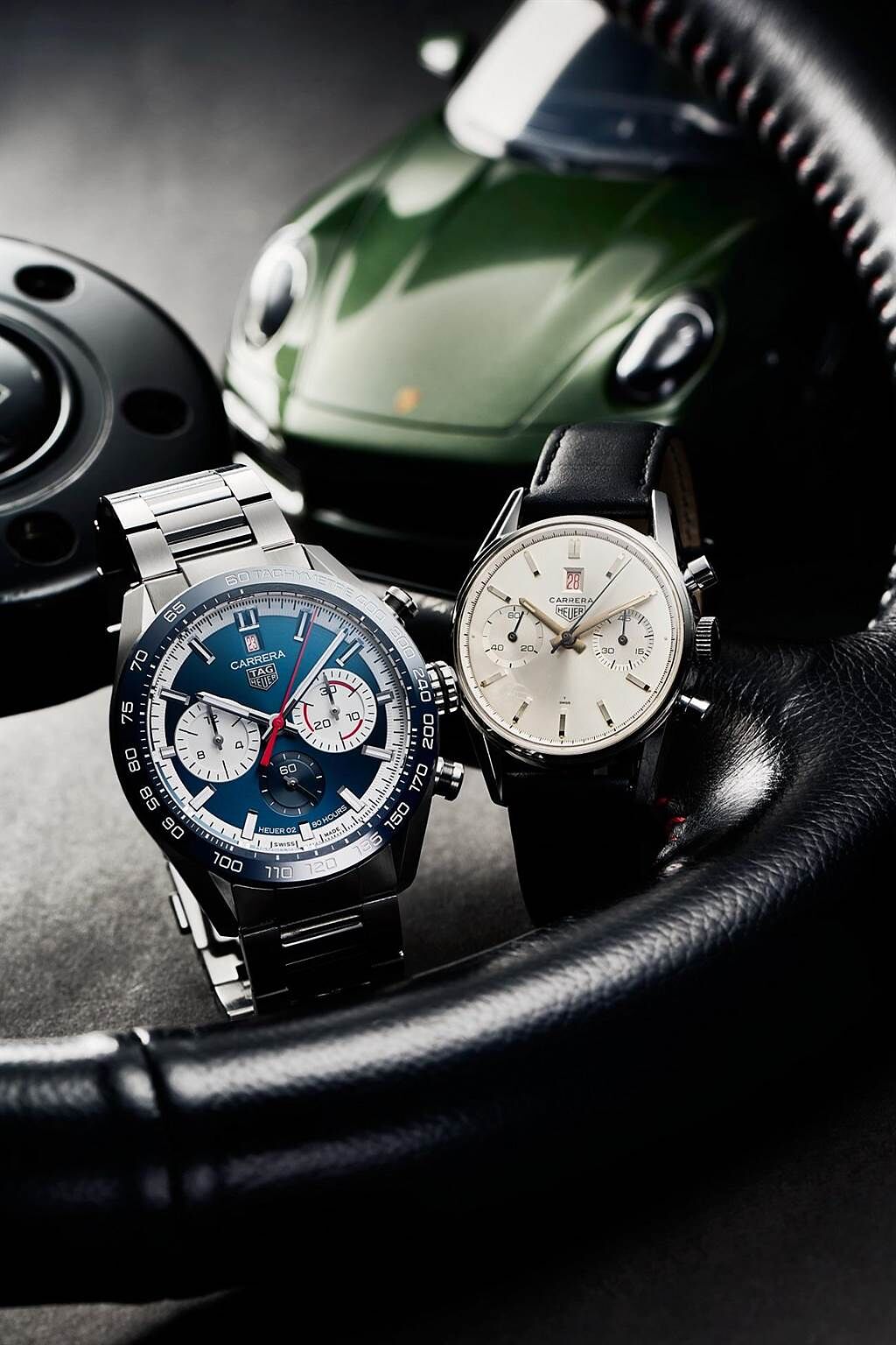 泰格豪雅歡慶160周年舉辦骨董表展，圖左是Carrera Sport H02 160 周年限量藍面計時腕表19萬5200元，圖右是 Carrera Dato 45骨董表編號3147。（TAG Heuer提供）