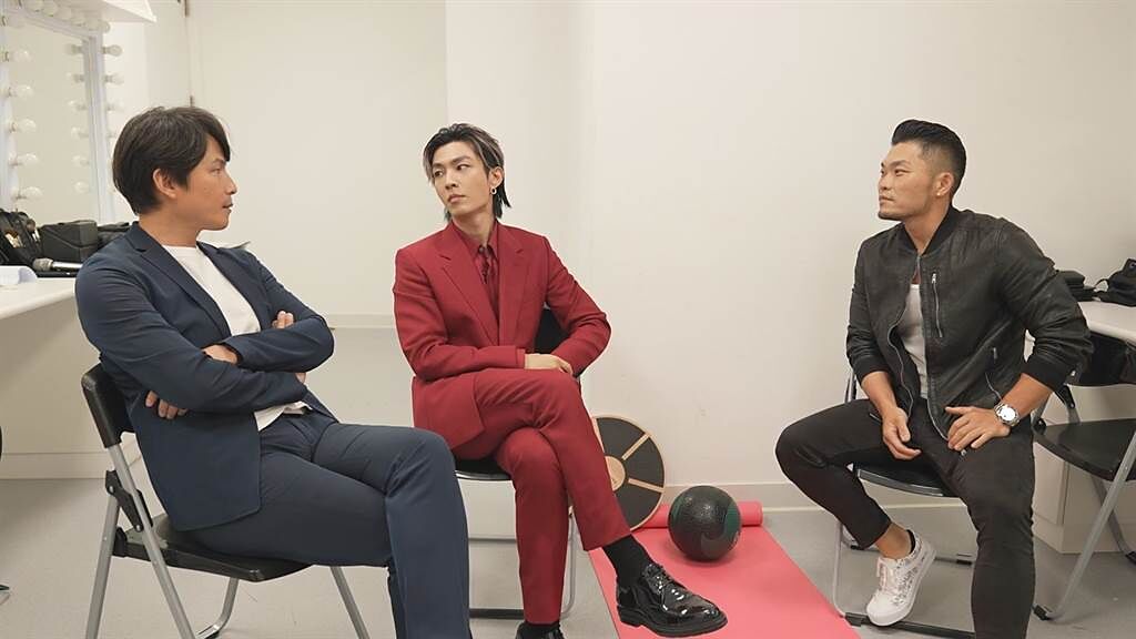 孫協志（左起）、炎亞綸、李玖哲討論參賽男孩情況。（火星多媒體有限公司提供）