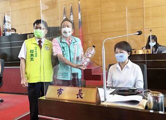 議員送兩瓶空氣給盧秀燕 抗議南屯水肥廠傳出的惡臭