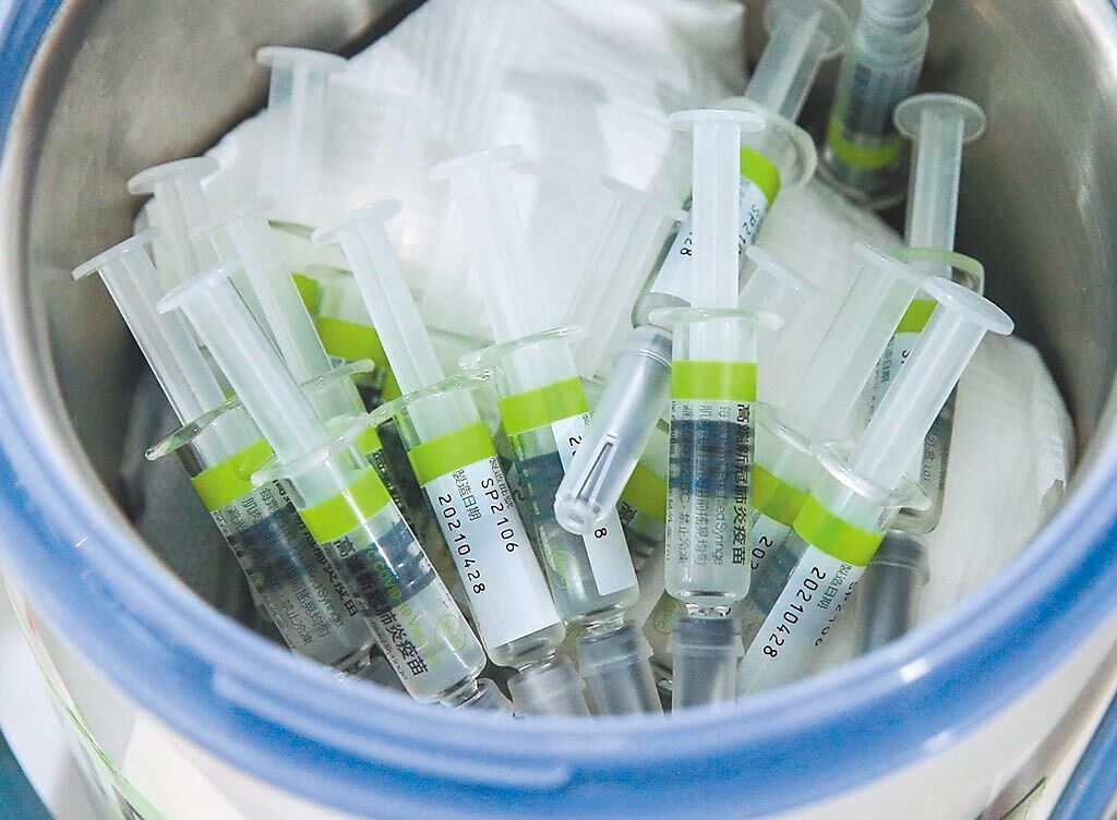 本土高端疫苗被爆二期臨床試驗排除19種民眾、至少22種病種，卻未盡告知的責任。圖為高端疫苗。（本報資料照片）
