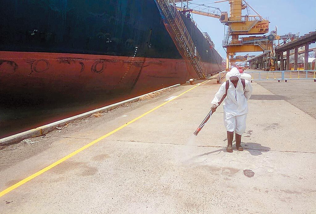 停靠台中港船隻有一名菲律賓籍船員確診，台中港務分公司已對4號碼頭、管制站沿線等相關區域完成清消。（中央社）