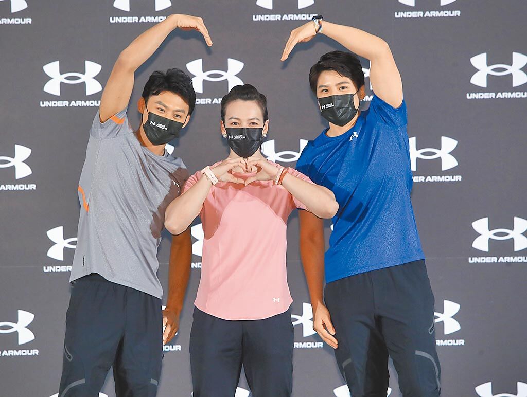 東京奧運選手郭婞淳（中）、楊勇緯（左）及陳念琴（右）昨日出席《Team UA捐贈會》，捐贈百萬運動發展基金給各自的母校，以實際行動回饋台灣基層運動員。（鄭任南攝）