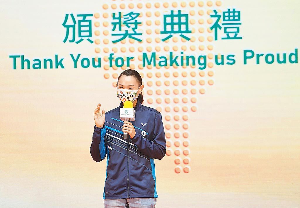 合作金庫31日舉行「台灣之光 合庫榮耀」頒獎典禮，羽球世界球后戴資穎代表選手們發表感言，感謝合庫讓他們無後顧之憂的打球，為國爭光。（陳怡誠攝）