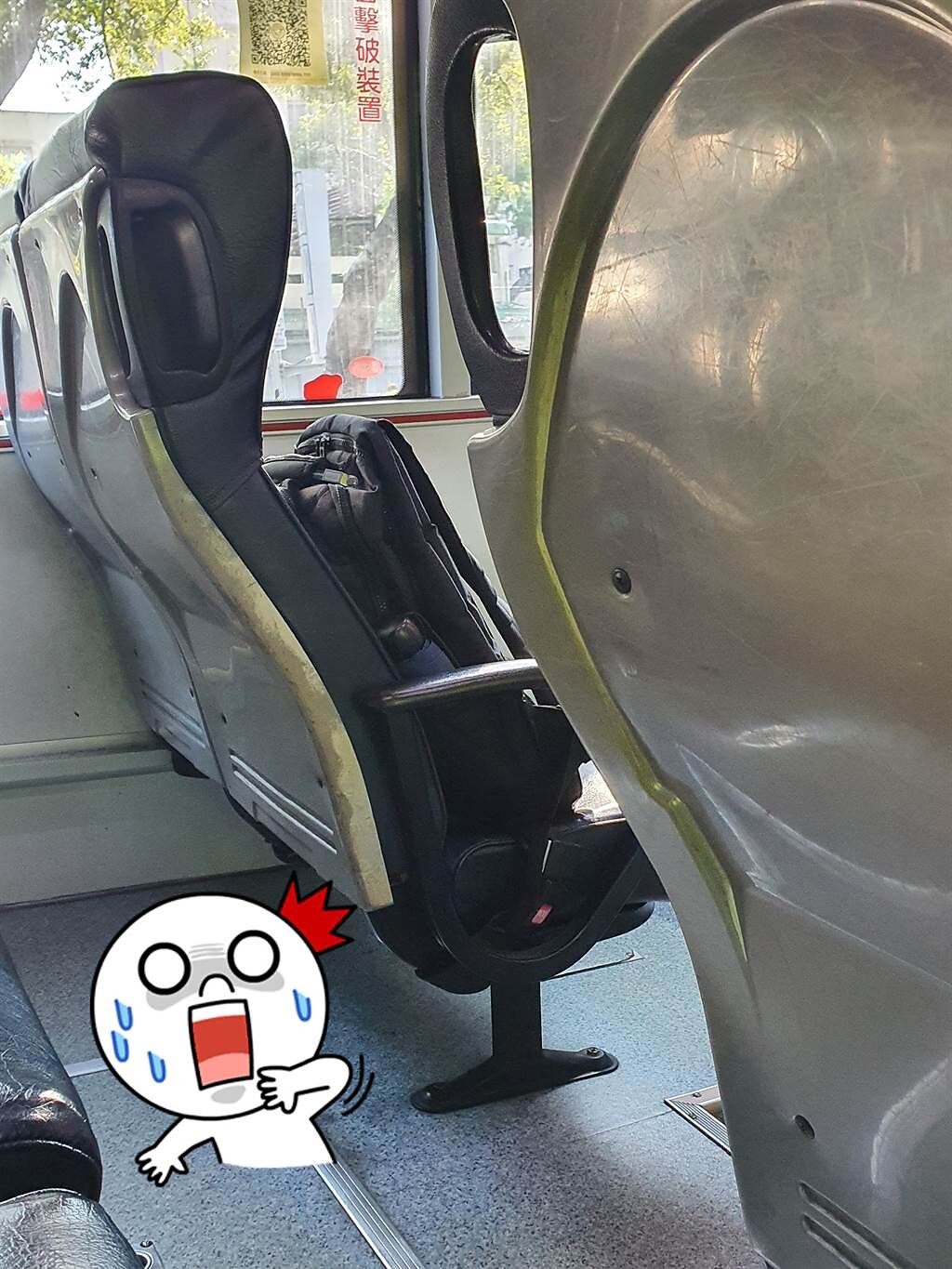 一名網友PO出照片，有學生疑似把書包忘在公車上，沒帶下車去學校。(翻攝自 爆廢公社二館FB)