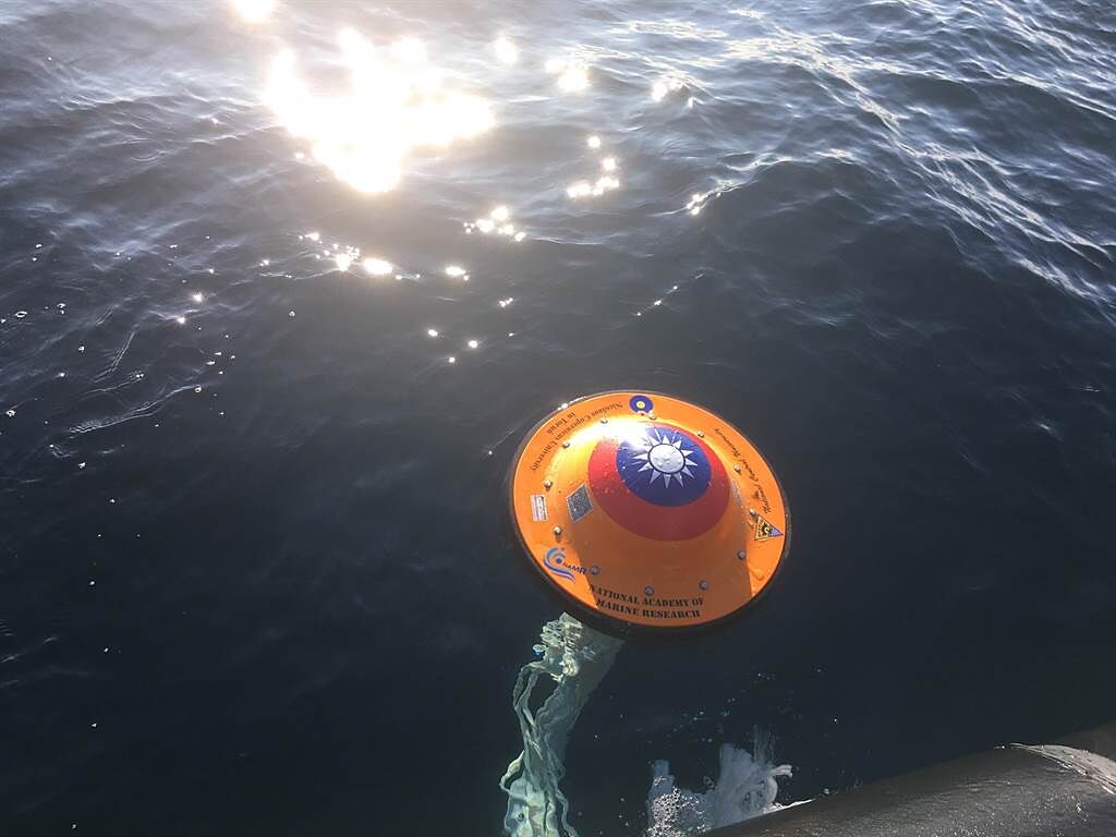 波蘭華沙基督教神學院助理教授羅曾斯基幫忙將海面微型浮球由船上布放後，開始做海洋觀測。（國家海洋研究院提供／林瑞益高雄傳真）