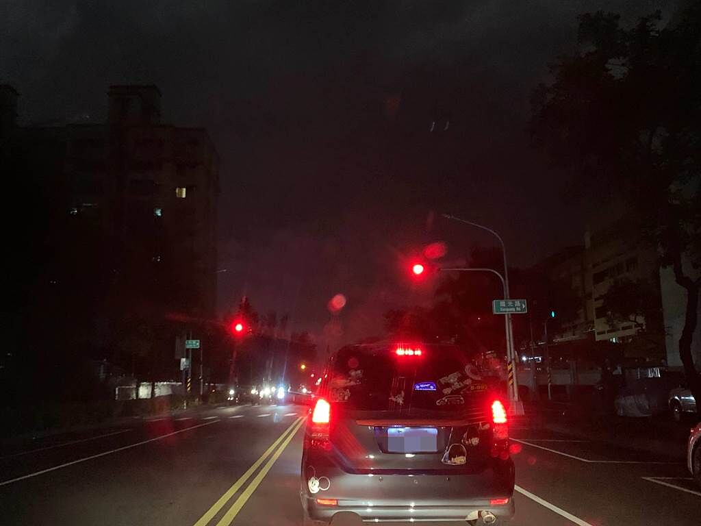 高市鳳山區今（1）日晚間6時30分開始，多處路燈大範圍停電，民眾只能摸黑通行。（柯宗緯攝）