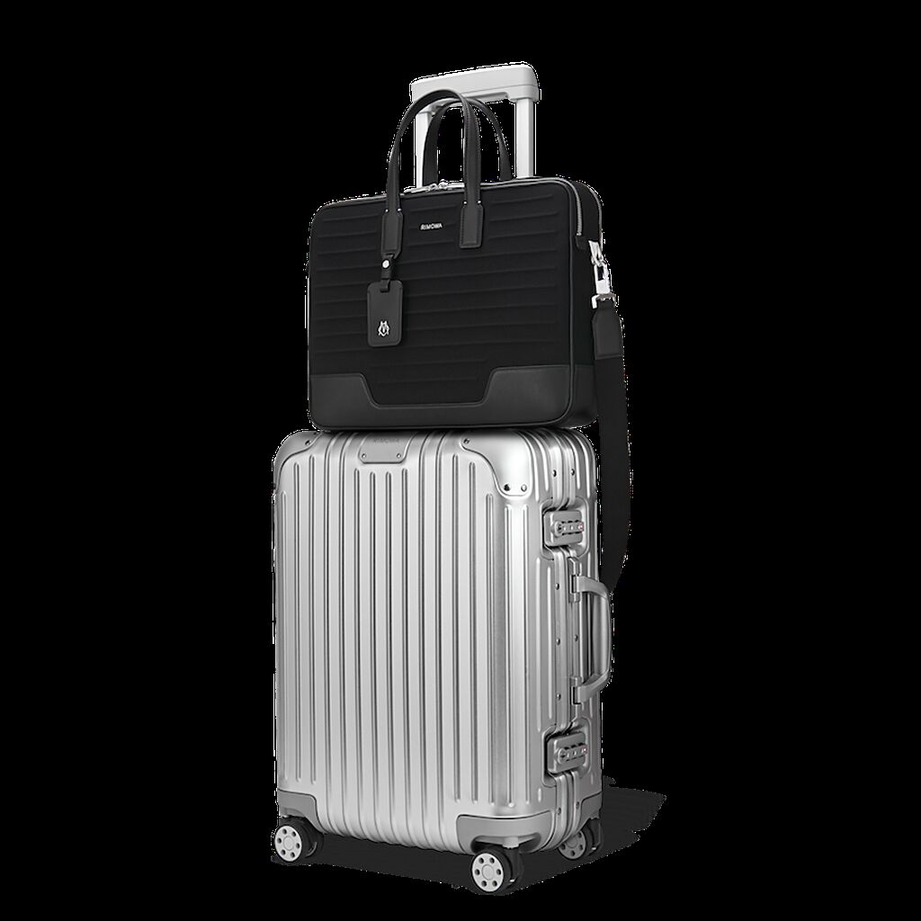 黑色方型包身加上可上行李箱的設計，可說為男仕專屬設計。Rimowa黑色Never Still公事包價格店洽。（Rimowa提供）