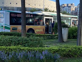 開學日 北市士林區周邊公車像擠沙丁魚