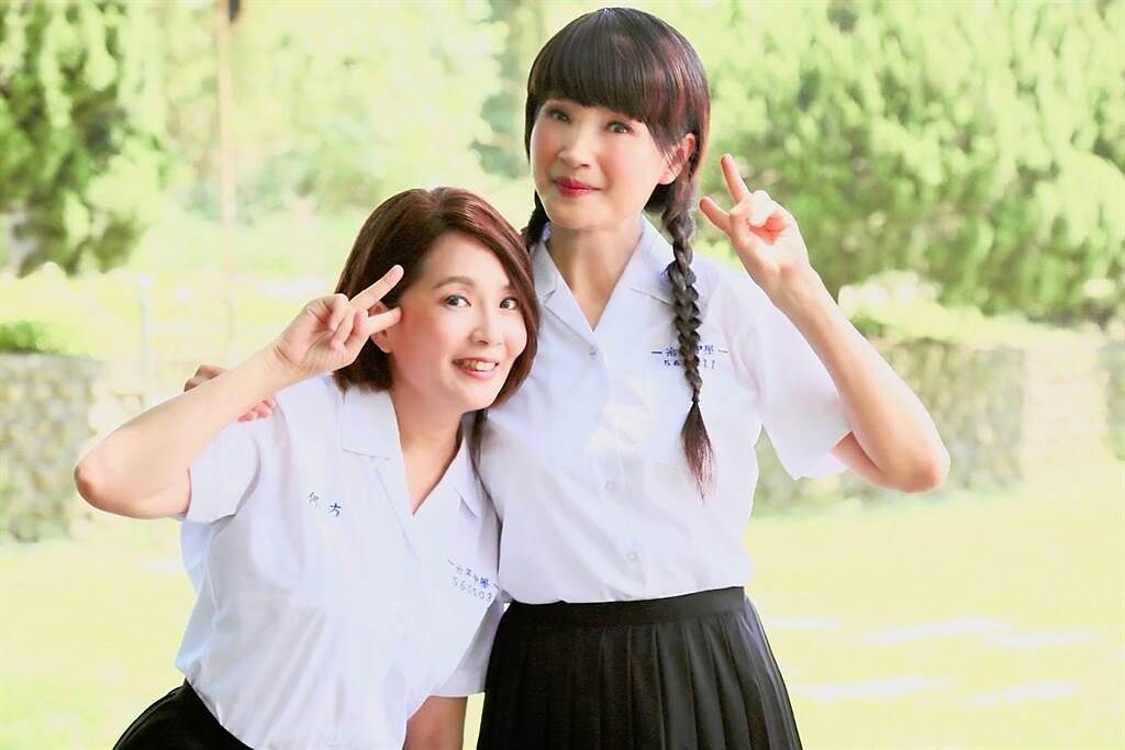 方季惟（右）與何方在MV裡飾演女高中生。（尚時代文創娛樂提供）