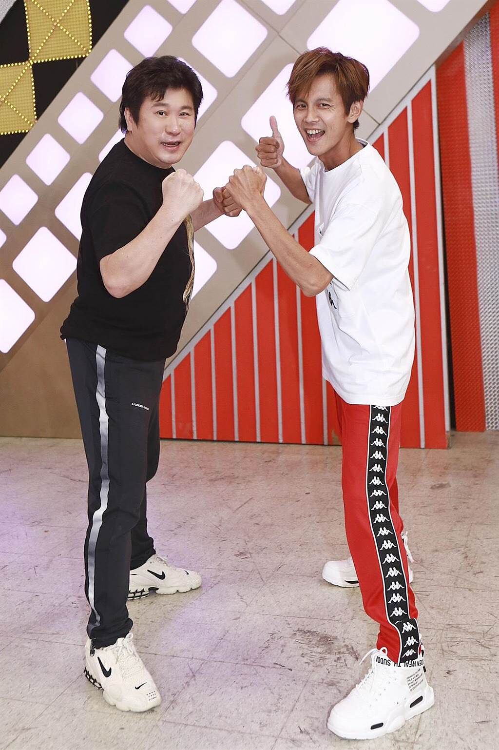 胡瓜（左）與阿翔今年入圍金鐘「綜藝節目主持人獎」。（民視提供）