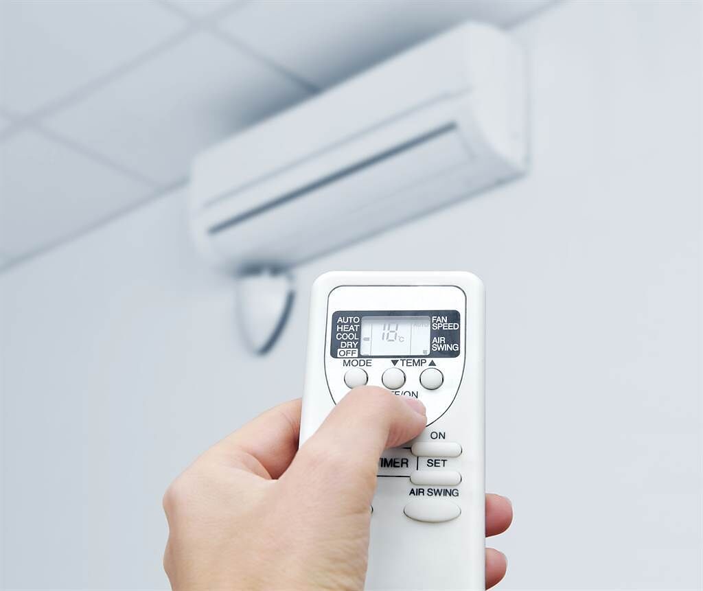 台電提醒，別為了快速降溫，一進入室內就將冷氣設定低溫，這樣其實超耗電。（示意圖／達志影像）