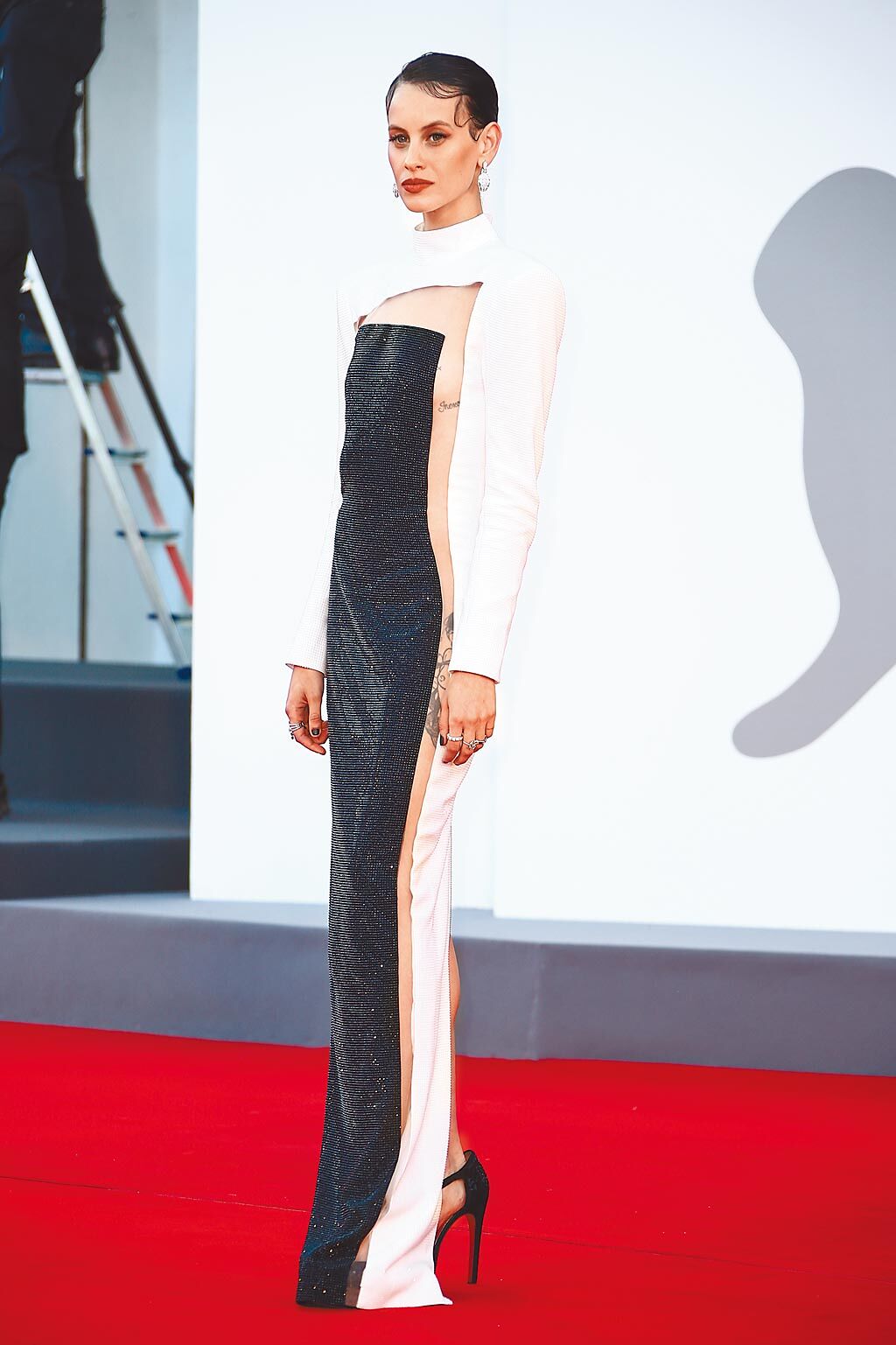 米萊娜斯密特以合身的Balmain黑白拼接禮服出席展現姣好身材。（美聯社）