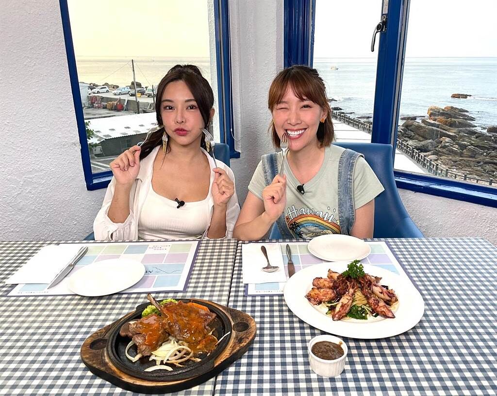 李懿樂當妹頭,和超人氣樂天啦啦隊女神巫苡萱一起介紹美食。(年代提供)