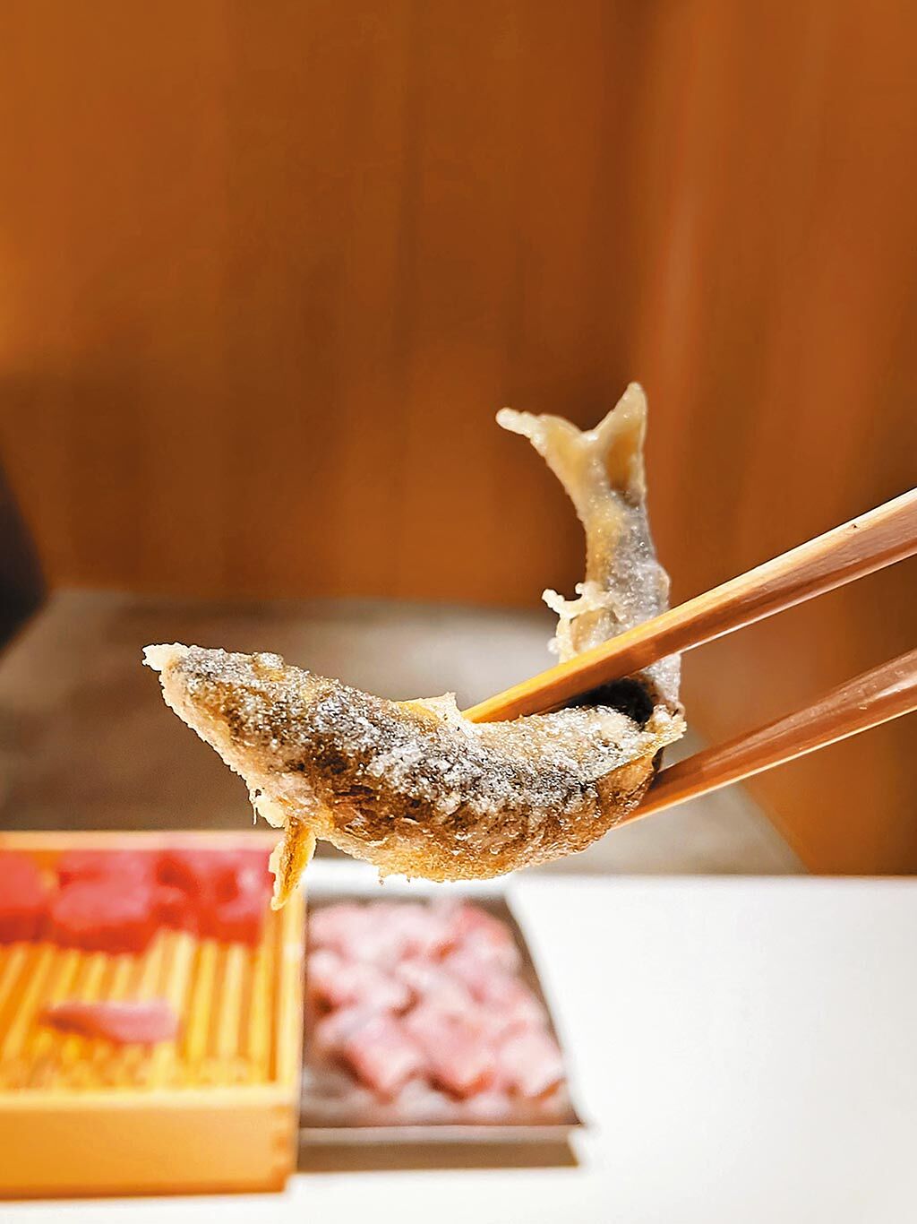炸香魚是「牡丹」招牌料理。（牡丹Tempura提供）