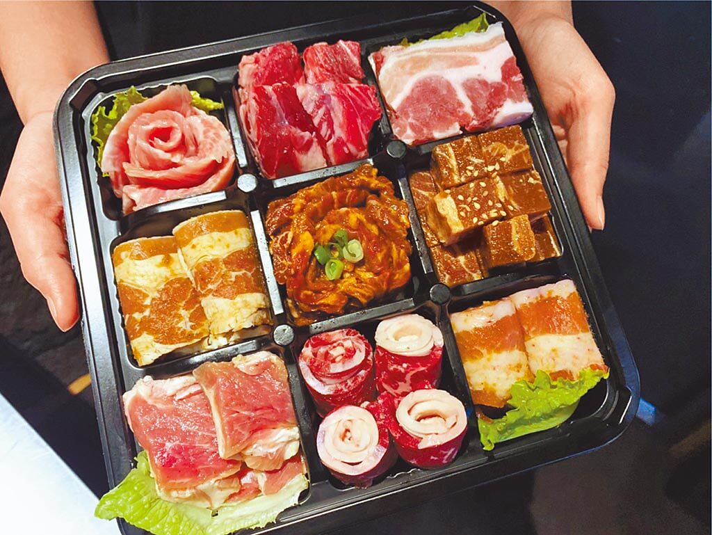豆府餐飲集團旗下燒肉品牌「姜滿堂」推出宅家燒肉組合「盛宴牛豬雙拼」。（豆府餐飲集團提供）