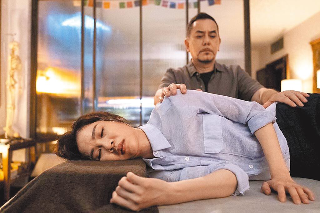 黃秋生（右）、謝盈萱在《四樓的天堂》中有精采演出。（台北電影節提供）