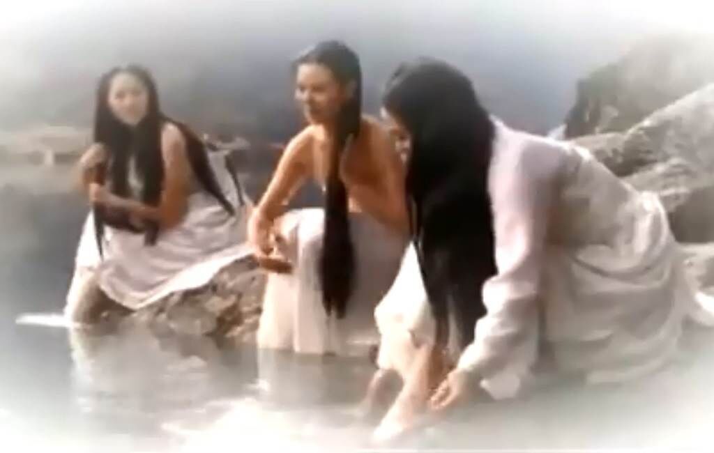 北韓電視台播出的美女洗澡片段，受到台灣網友熱議。（圖／FB@朝鮮經貿文化情報 DPRK）