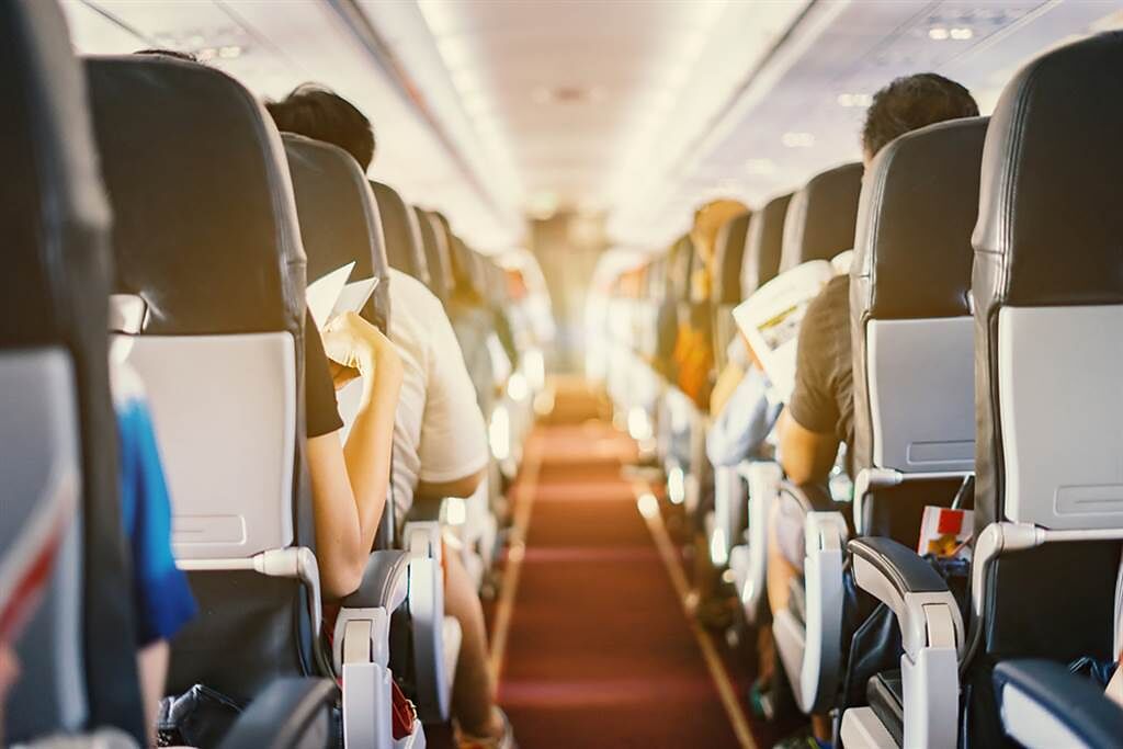 一名金髮辣妹僅穿著比基尼去搭飛機，側拍影片一出引起網友熱議；圖為機艙內示意圖。（圖／Shutterstock）