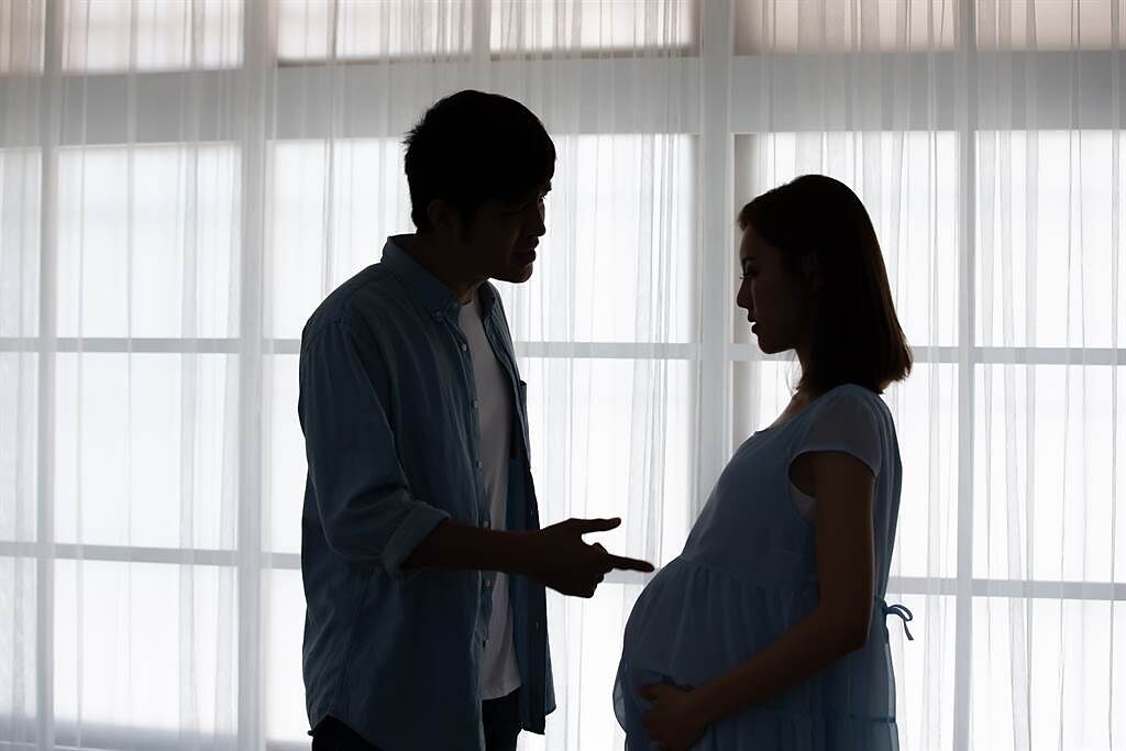 外國一名男子在2年前做了結紮手術，近日卻發現妻子懷孕了，讓他開始懷疑對方是否外遇。(示意圖/達志影像)