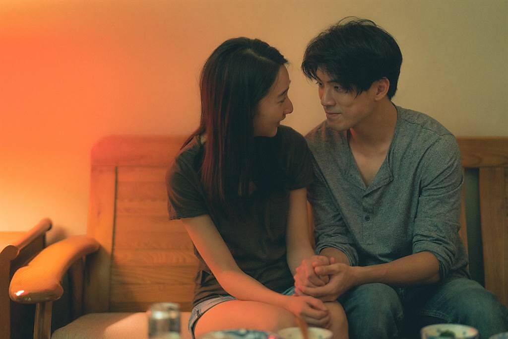 李沐（左）與林哲熹（右）在電影中甜蜜相愛。但預告中卻透露似有隱情。（電影《青春弒戀》提供）