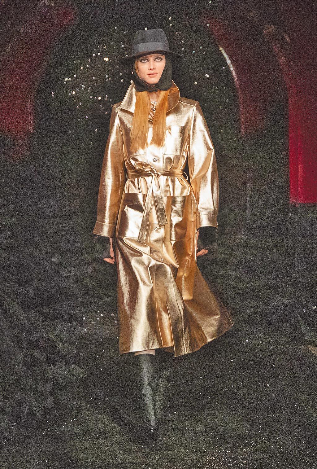 金色小羊皮外套，搭配CHANEL本季的俱樂部主題，帶來另一種神祕感。（CHANEL提供）