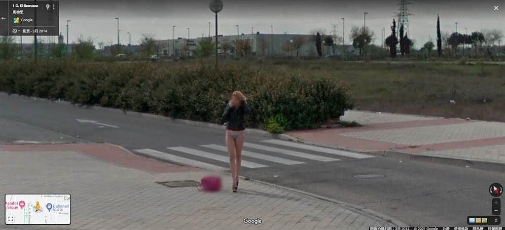 Google街景功能發現翹臀辣妹，另一個角度可知該名辣妹正在講電話。（圖／翻攝自Google地圖）