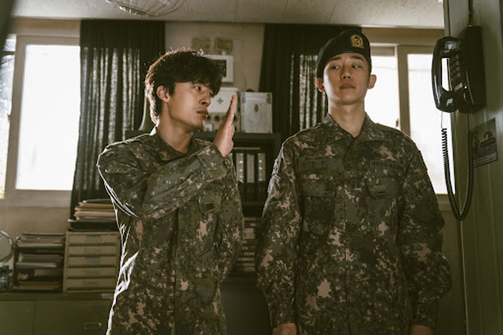二等兵安俊浩和軍隊老鳥韓浩烈搭檔成「逃兵追緝組」。（圖／Netflix）