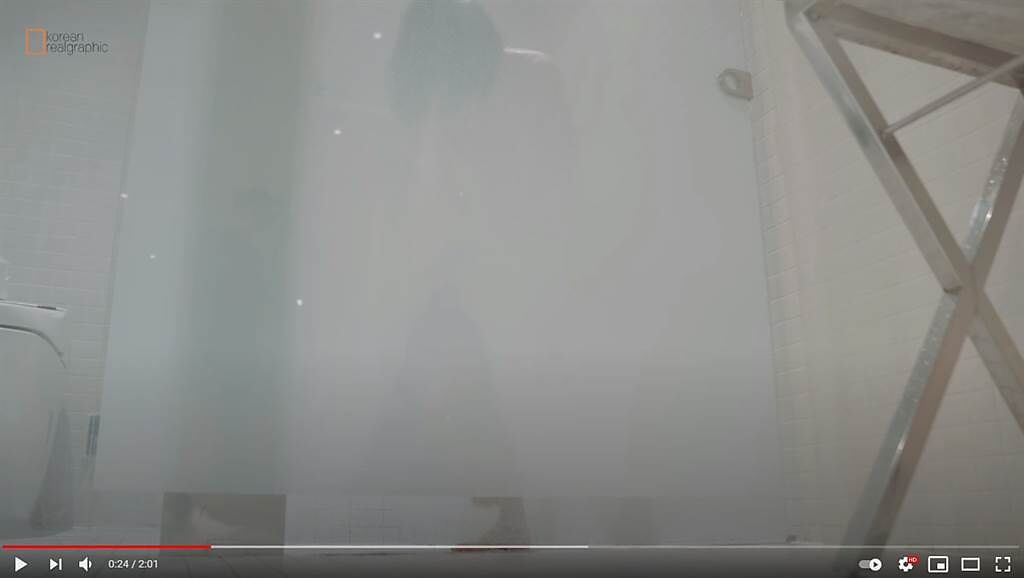 白皙美女隔著毛玻璃洗澡。（圖／YT@ Realgraphic）