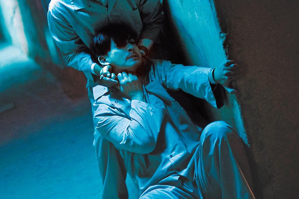 周渝民在《逆局》的監獄戲被勒脖勒到險斷氣。（愛奇藝國際站提供）
