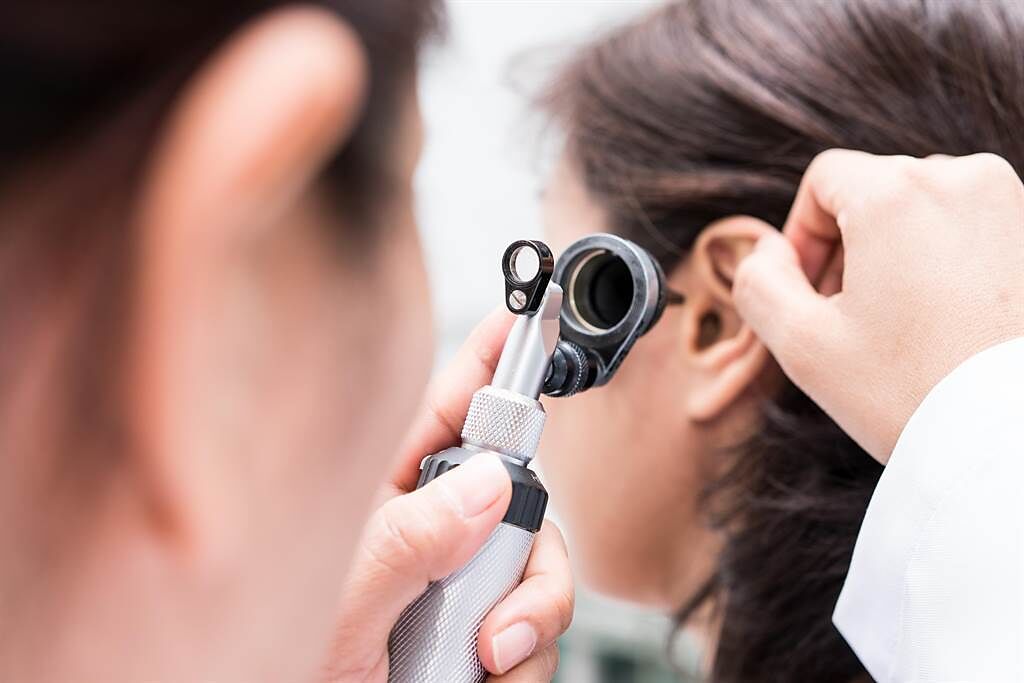 耳中老是嗡嗡嗡卻找嘸原因 醫警告：耳鳴也是糖尿病警訊。(示意圖/Shutterstock)