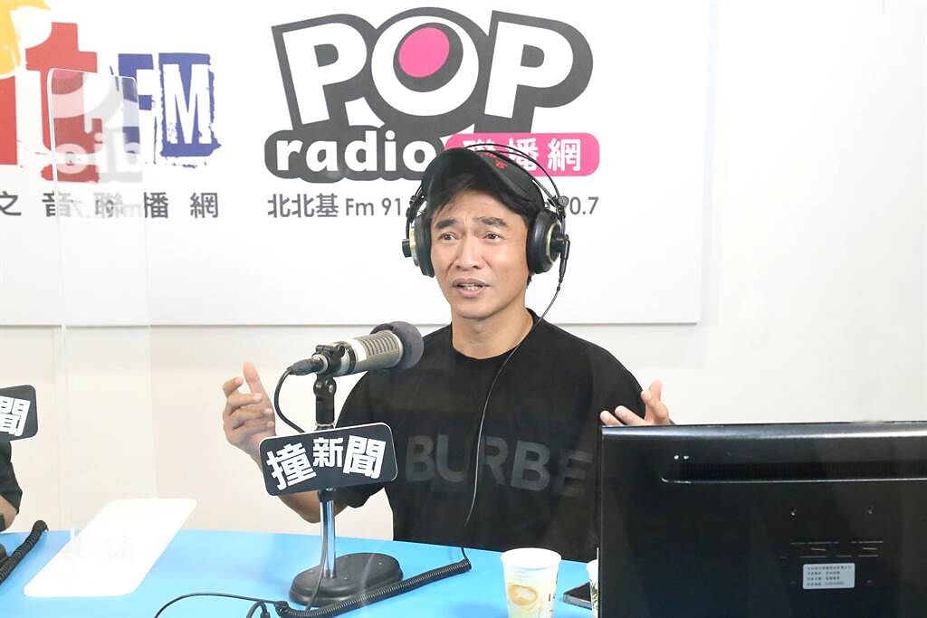 吳宗憲今上黃暐瀚主持的電台節目《POP撞新聞》。POP Radio提供