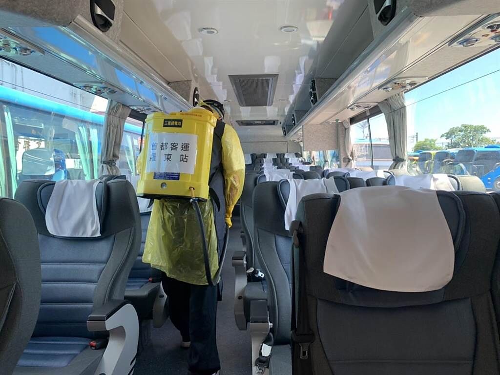 首都客運逐趟清潔消毒，以確保乘客的安全。（首都客運提供／李忠一宜蘭傳真）