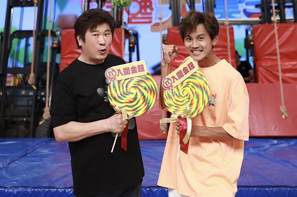 胡瓜（左）、阿翔以《綜藝大集合》日前入圍綜藝節目主持人，電視台長官送超大棒棒糖祝賀。（民視提供）